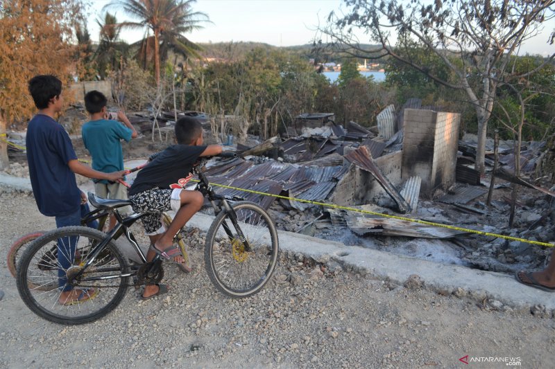 25 RUMAH DIBAKAR KONFLIK DI BUTON TENGAH