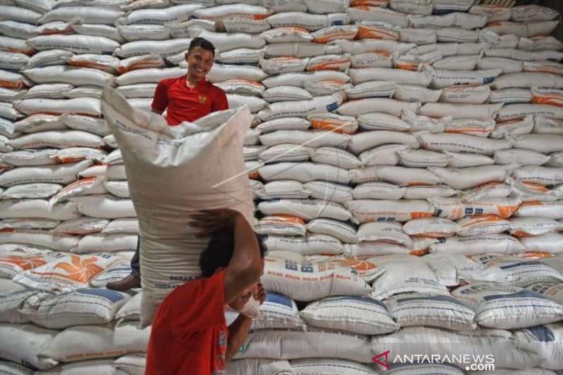 STOK BERAS BULOG MELIMPAH