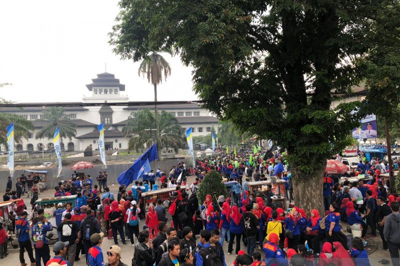 Protes Kepgub UMK 2020, Buruh Jawa Barat kepung Gedung Sate