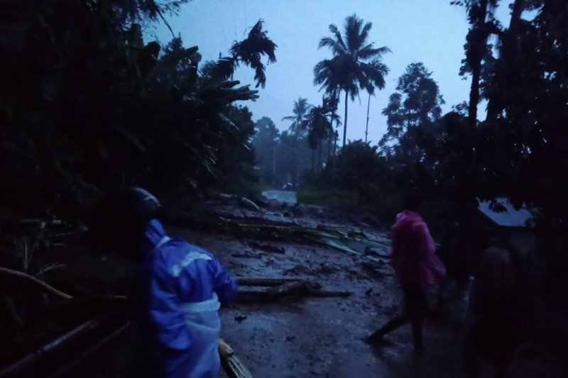 Dua jorong di Agam dilanda banjir-longsor, akses jalan terganggu