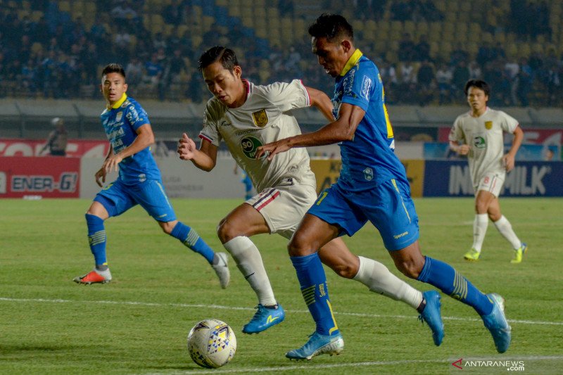 Persib kalah dari sepuluh pemain Persela di kandang