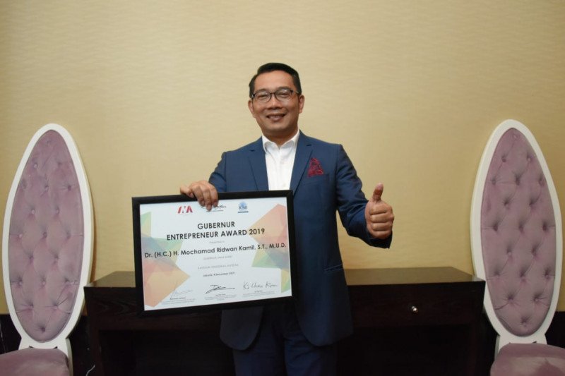 Ridwan Kamil terima penghargaan Gubernur Entrepreneur Award dari Markplus