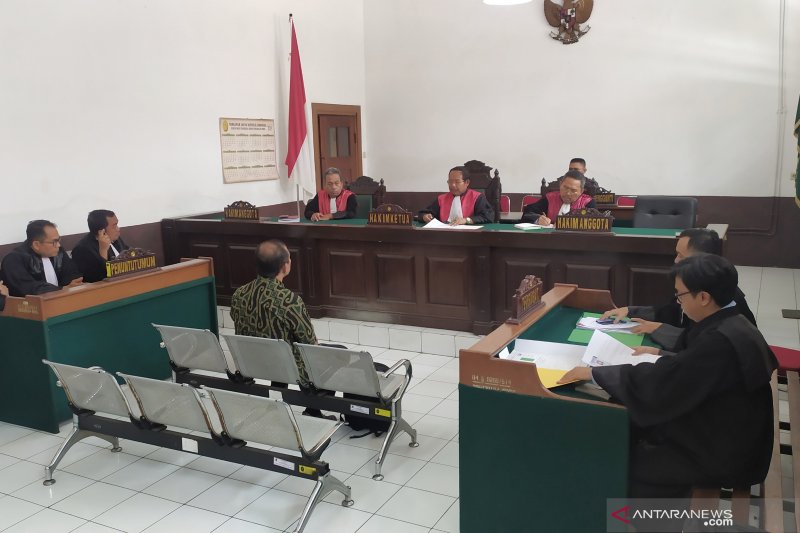 Mantan Dirut PD Pasar Bandung didakwa gelapkan aset untuk bisnis garam