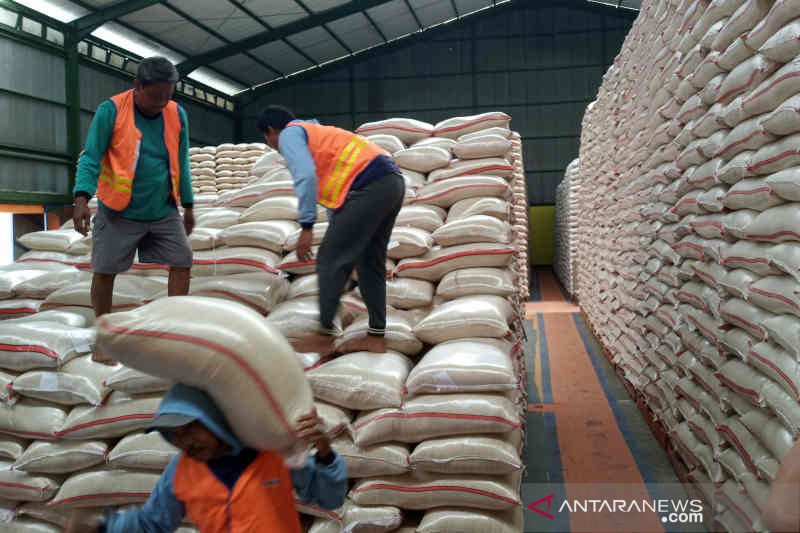 Serapan Bulog terhadap beras petani Cirebon lampaui target