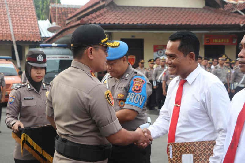 Kapolres Cirebon Kota beri penghargaan delapan anggota Satnarkoba