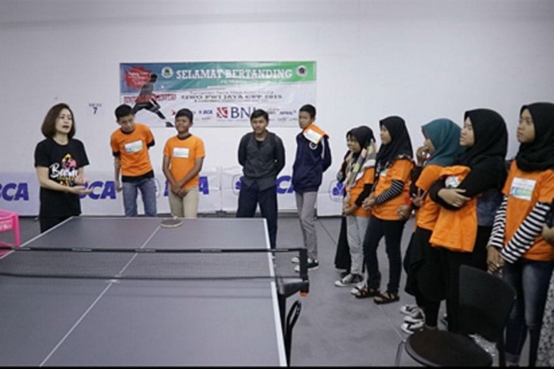 Evi Sumendap Tularkan Ilmu Tenis Meja Ke Pelajar Smp Antara News