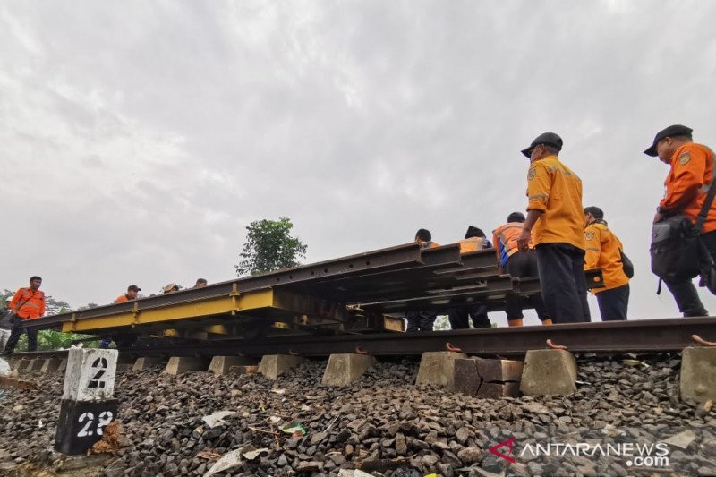 200 personel dikerahkan untuk perbaiki jalur KA tergerus longsor di Cicewol Sukabumi