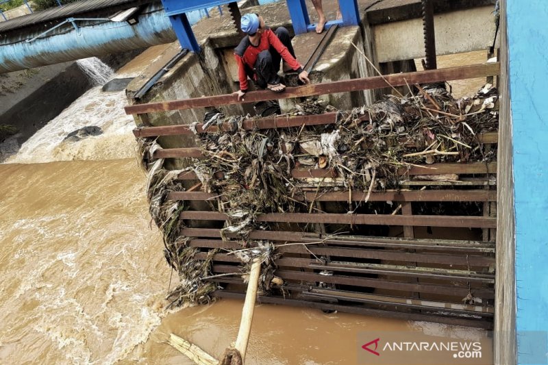 Air PDAM Kota Bandung keruh akibat banjir bandang di Sungai Cikalong