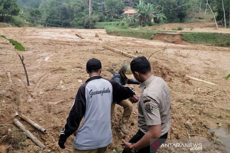 Longsor di Cilangari Bandung Barat rusak akses jalan warga