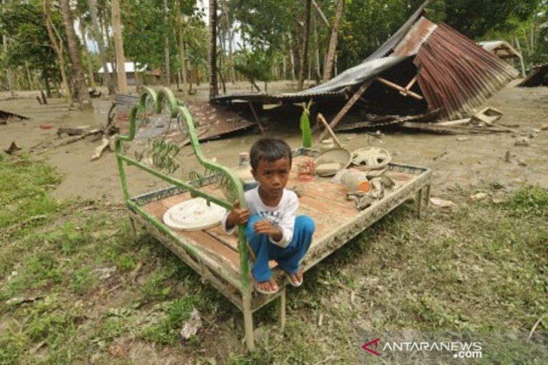 Seorang anak ditengah banjir bandang desa Poi Sigi