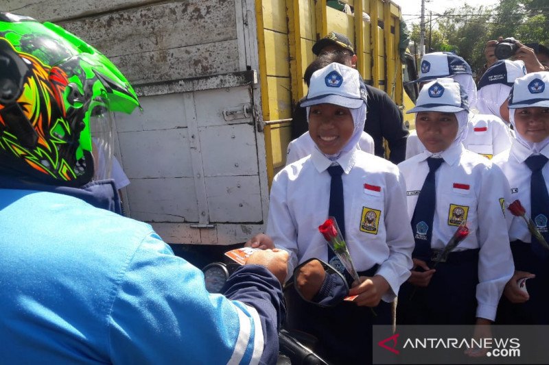 Peringati Hari Antikorupsi, Kejari Temanggung bersama pelajar bagikan bunga