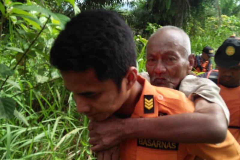 Warga Muaro Kiawai Pasaman Barat yang hilang ditemukan di semak-semak dalam kondisi lemah