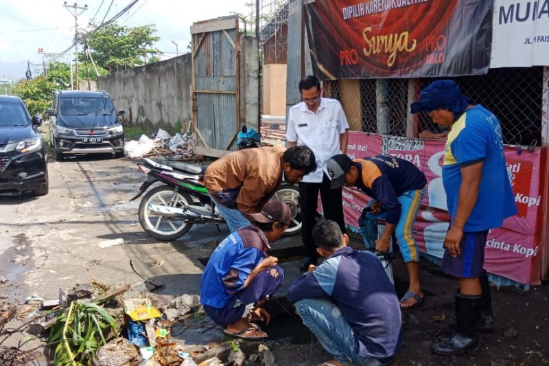 Jadi pemicu genangan ketika hujan, penutup saluran Jalan TGH Faisal Sweta dibongkar