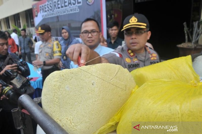 POLISI SITA 2,4 TON MIE BERFORMALIN