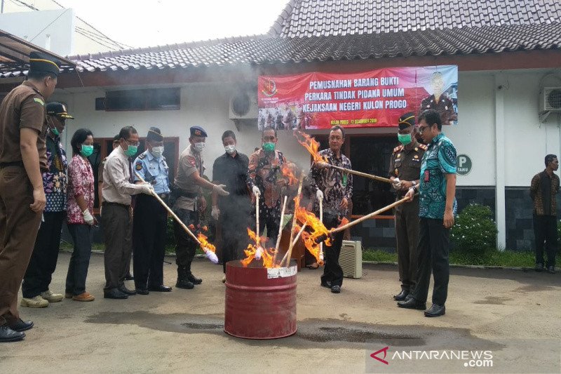 Kejari Kulon Progo memusnahkan barang bukti kasus kejahatan