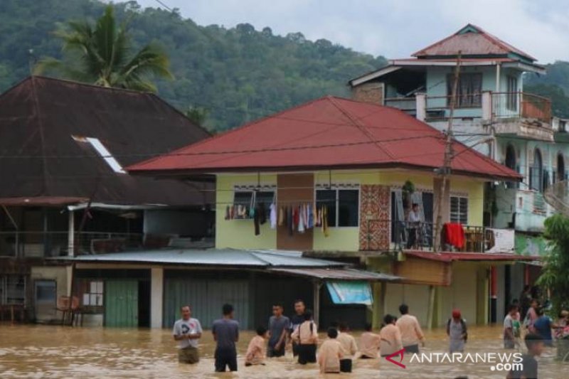 TUJUH RUMAH HANYUT AKIBAT BANJIR