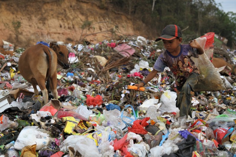 PEMULUNG BOTOL PLASTIK