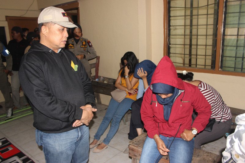Satpol PP kembali amankan 12 wanita tanpa identitas di tempat hiburan malam di Padang