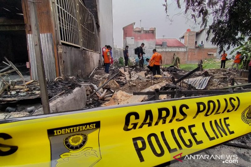 Puslabfor olah TKP kebakaran ruko yang menewaskan tiga orang di Karawang