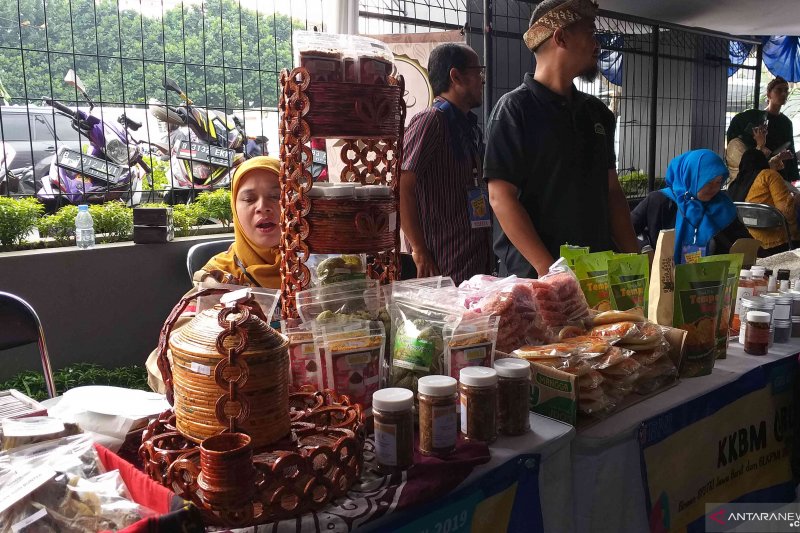 Berbagai produk usaha mantan pekerja migran Jawa Barat dipamerkan di Bandung