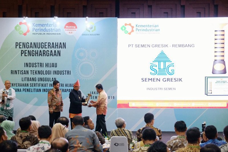 Semen Gresik Dianugerahi Penghargaan Dan Sertifikasi Industri Hijau Antara Jateng