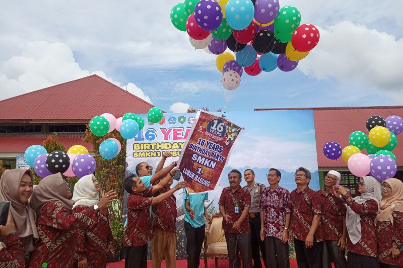 92 sekolah dari tiga daerah di Sumbar ikuti lomba HUT SMKN 1 Agam