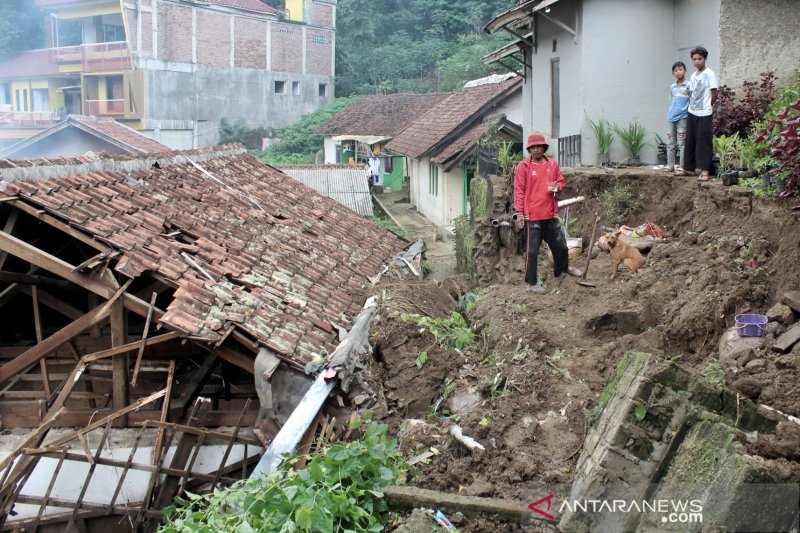 Satu rumah rusak ditimpa longsor di Lembang