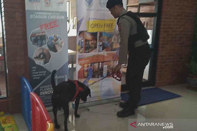 Dua anjing pelacak dari Polda Jabar untuk jaga Stasiun Cirebon