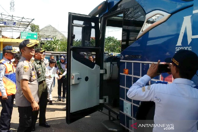 Petugas periksa kendaraan dan kesehatan sopir di Terminal Garut