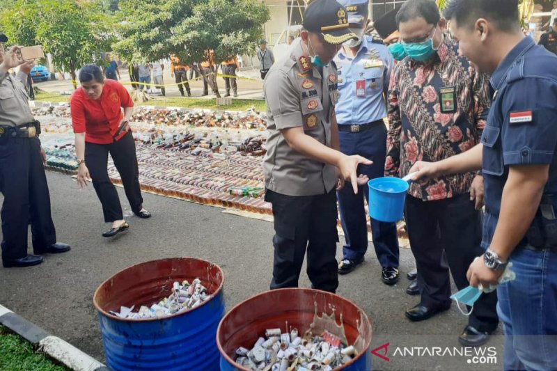 Polres Bogor musnahkan 8.600 petasan dan 30.374 botol minuman keras