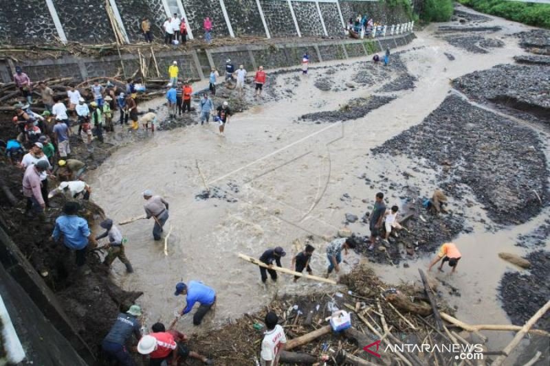 BERSIHKAN MATERIAL BANJIR BANDANG