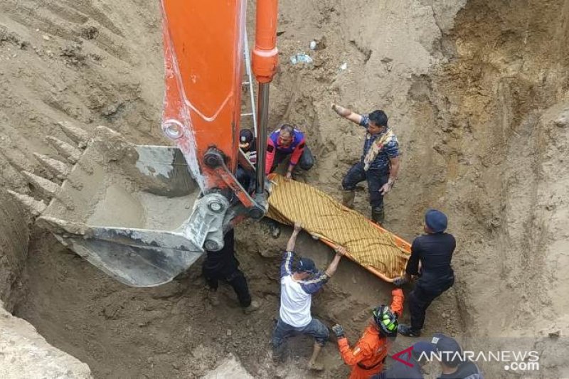 BADAN JALAN AMBLAS  MENELAN KORBAN