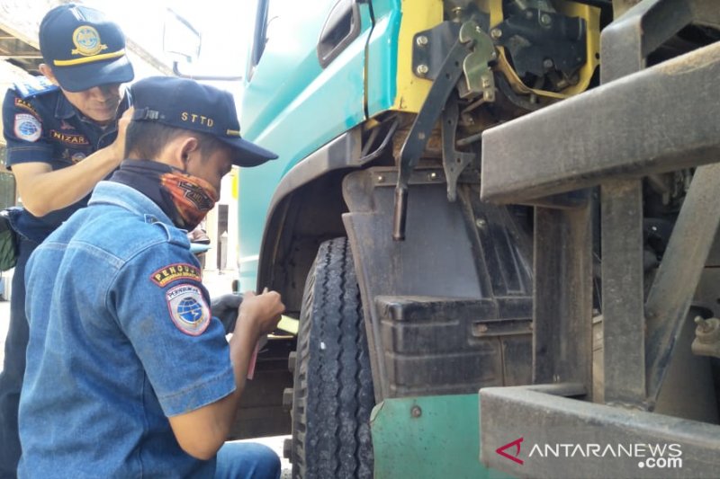 Polisi Cianjur tilang belasan truk saat ramcek