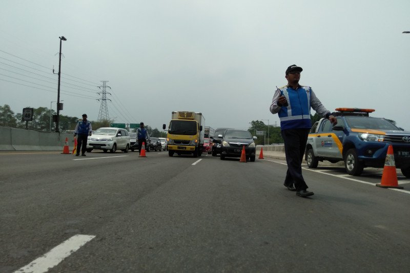 Arus kendaraan di jalan Tol Jakarta-Cikampek diberlakukan sistem buka-tutup