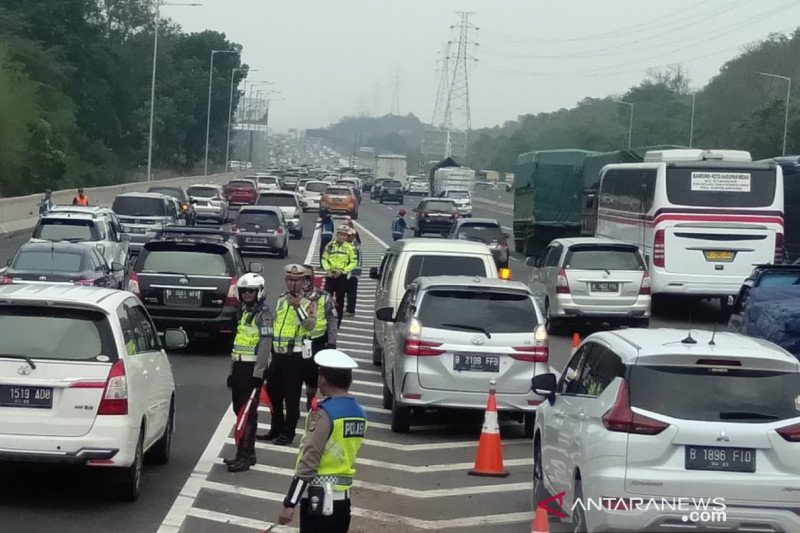 63 ribu lebih kendaraan lintasi gerbang tol Cikampek Utama