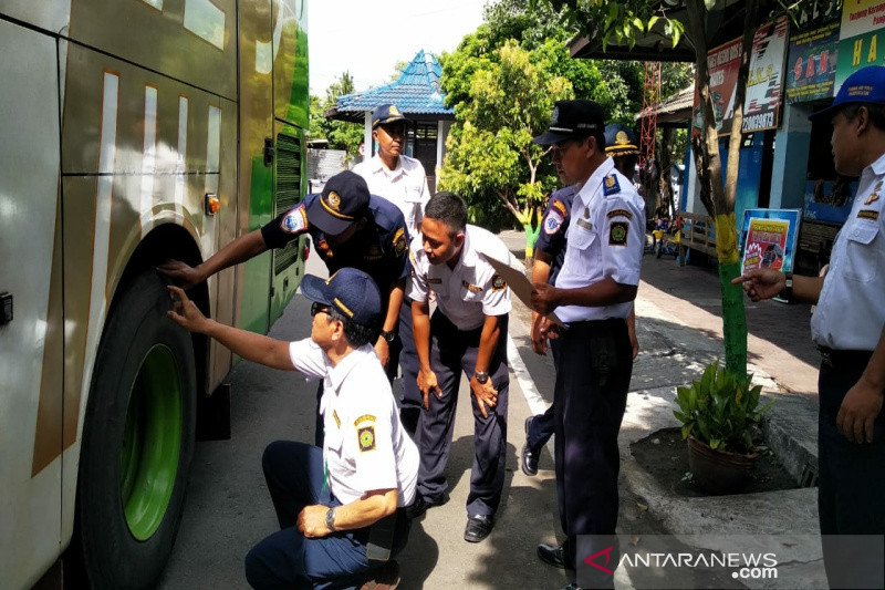 Dishub Kulon Progo periksa kelaikan bus masuk Terminal Wates