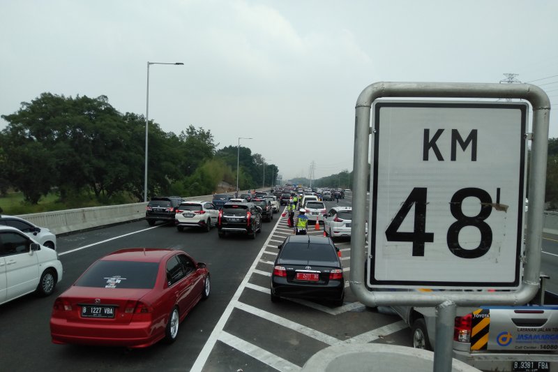 Petugas terapkan 'contraflow' di jalan tol Jakarta-Cikampek