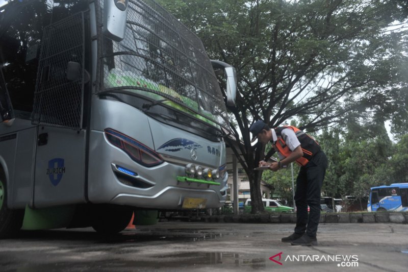 Pemeriksaan Bus AKAP di Teminal KM 12 Palembang