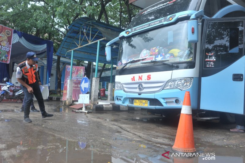 Pemeriksaan Bus AKAP di Teminal KM 12 Palembang