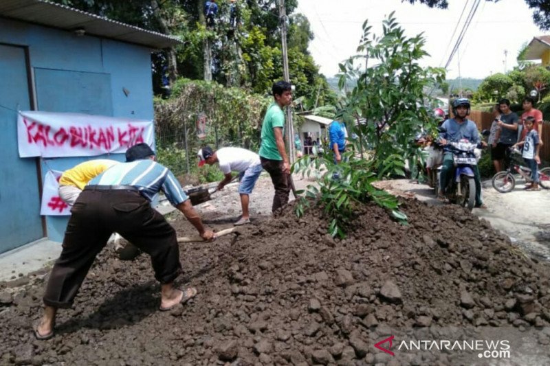 Warga Cipanas swadaya perbaiki jalan rusak jalur Puncak II