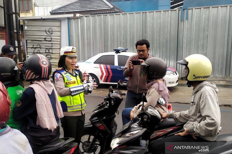 Polisi bagikan makanan ringan ke pengendara saat rekayasa lalu lintas di Lembang