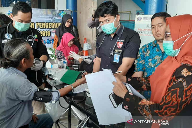 BNNK dan Polres Cirebon tes urine sopir bus