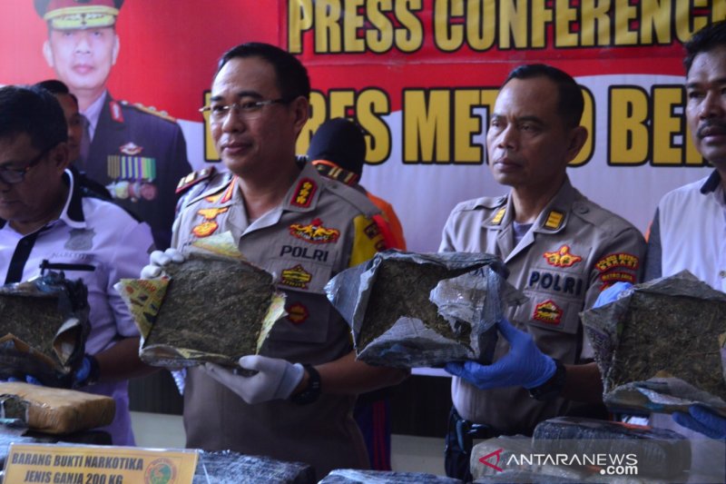 Satresnarkoba Polres Bekasi tangkap kurir ganja 200 kg untuk pesta Tahun Baru