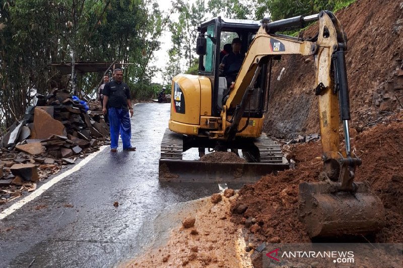 Sejumlah bencana longsor melanda selatan Garut