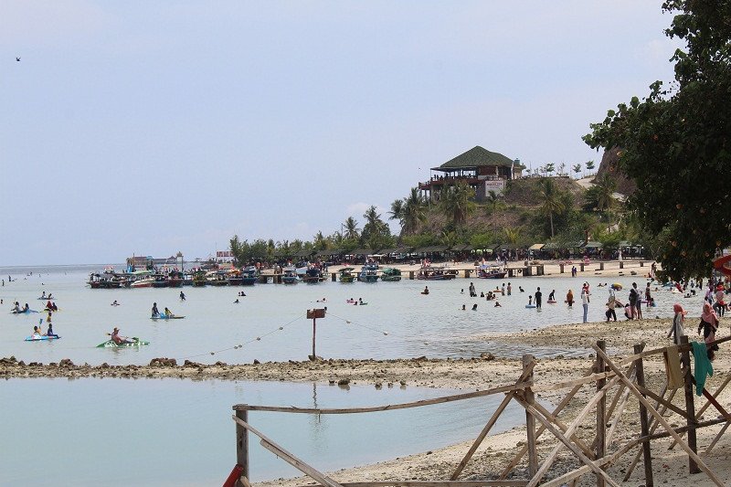Wisatawan padati objek wisata pantai menjelang tahun baru