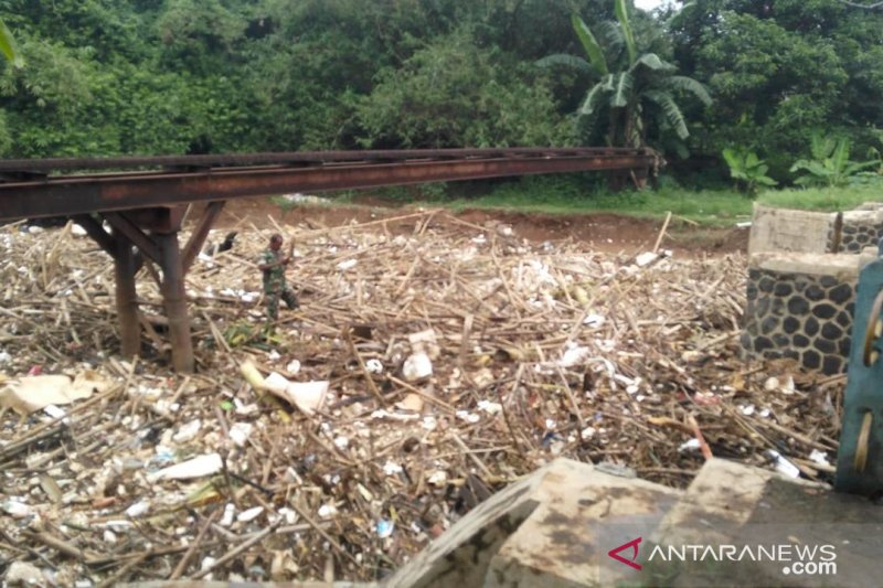Sampah bambu di Bendungan Koja sebagian dari hulu Sungai Cikeas
