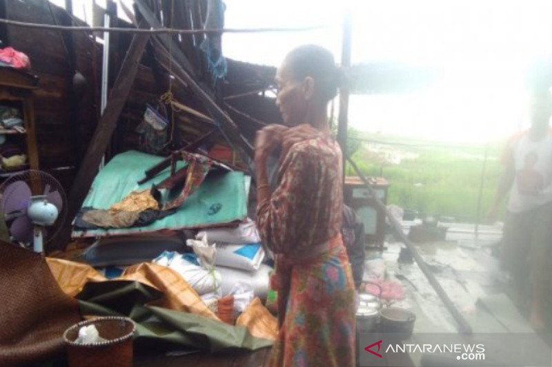 Puluhan rumah di Kalsel dirusak angin puting beliung