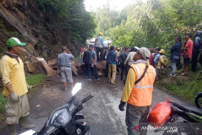 BPBD Garut: Waspadai bahaya longsor batu di Jalur Cikajang