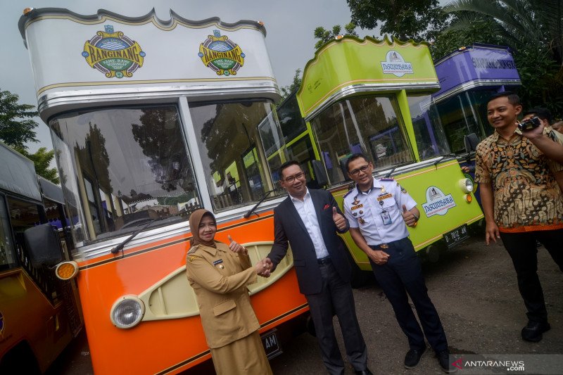 Ridwan Kamil serahkan tambahan 30 bus wisata untuk kabupaten/kota