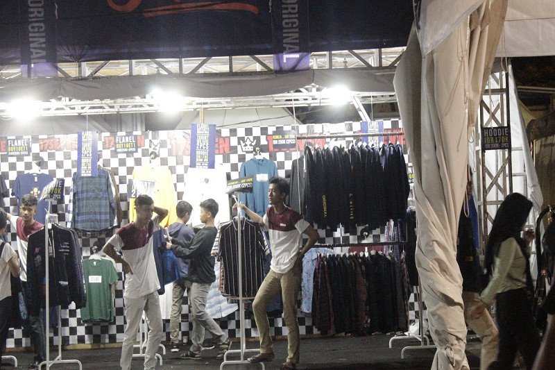 Masyarakat antusias kunjungi bazar pakaian akhir tahun JakCloth